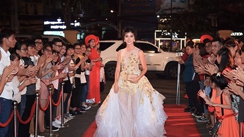 Kim Tuyến lộng lẫy trên thảm đỏ lễ trao giải Cánh diều vàng 2016