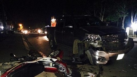 Kon Tum: Xe bán tải kéo lê xe máy và 2 phụ nữ