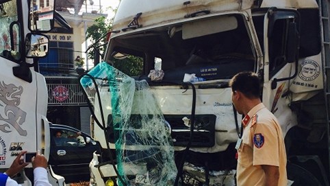 Kon Tum: 2 ô tô đối đầu, tài xế nguy kịch