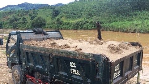 Kon Tum: “Cát tặc” lộng hành trên sông Pô Kô