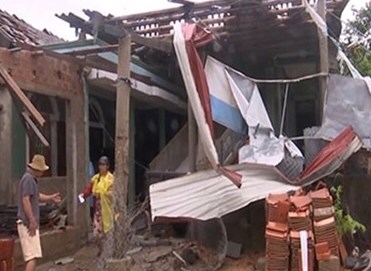 Kon Tum: Gió lốc khiến trụ điện ngã đổ, nhiều nhà dân tốc mái