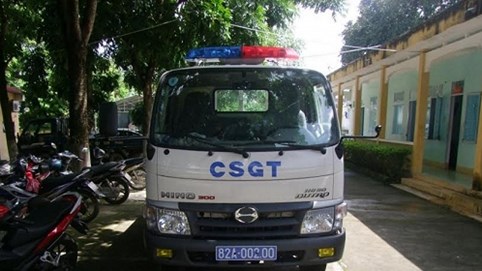 Kon Tum: Khởi tố vụ án ném vỡ kính xe tuần tra của CSGT