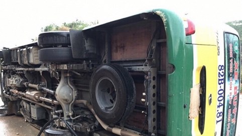 Kon Tum: Lật xe buýt, nhiều người nguy kịch