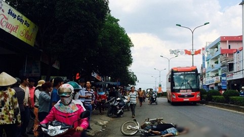 Kon Tum: Xe máy đụng xe ben, 1 người tử vong