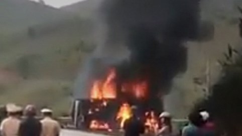 Kon Tum: Đèo Lò Xo tắc cứng vì xe bồn chở xăng bất ngờ bốc cháy