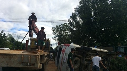 Kon Tum: Xe cấp cứu lật nhào, 6 người thương vong