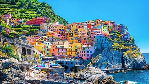 Lạc bước giữa ngôi nhà cầu vồng đẹp như cổ tích ở Italy