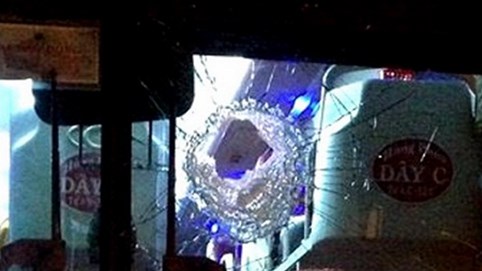 Dã man: Chở cả ba lô đá ném xe ô tô