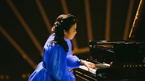 Lan Anh đánh đàn một tay vẫn thắng lớn