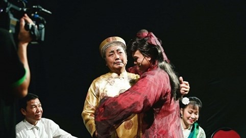 Lần đầu thắng nhất tuần, Trịnh Tuấn Vỹ hạnh phúc ôm cha khóc