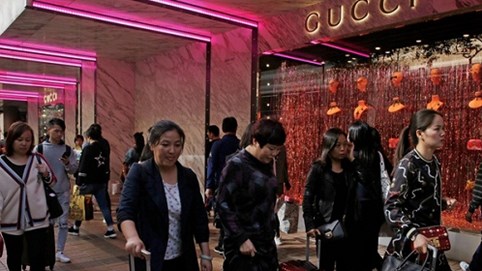 Lần đầu tiên sau nhiều thế kỷ, Trung Quốc vượt mặt Mỹ trở thành thị trường tiêu thụ thời trang lớn nhất thế giới