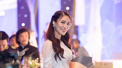 Lan Khuê rạng ngời trong đêm bế mạc lễ hội áo dài TP.HCM 2017