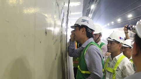Lãnh đạo Bộ GTVT kiểm tra vết nứt hầm Hải Vân