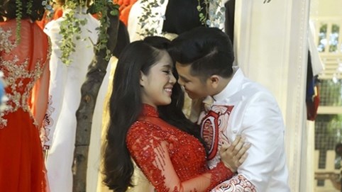 Lê Phương - Trung Kiên tình tứ thử trang phục cưới