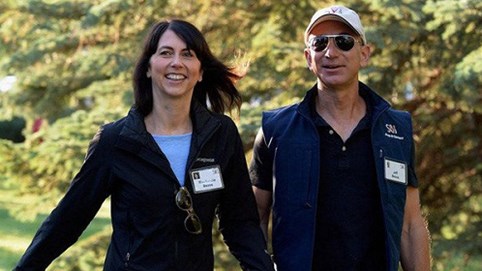 Luôn rửa bát cho vợ mỗi tối, chuyện gì đã xảy ra với mối tình của người đàn ông giàu có nhất hành tinh?