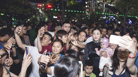 Lý Nhã Kỳ được fan vây kín tại Lễ hội áo dài TP.HCM