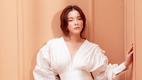 Lý Nhã Kỳ diện trang phục xẻ ngực gợi cảm