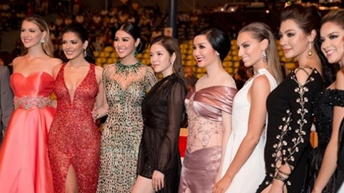 Lý Nhã Kỳ nổi bật bên dàn người đẹp Hoa hậu Hòa bình Thế giới