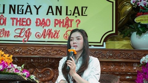 Lý Nhã Kỳ rơi nước mắt nói chuyện về cha trước hàng trăm Phật tử