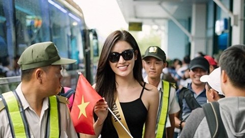Mặc mưa gió, cả ngàn người ra sân bay chào đón dàn Miss Grand International 2017