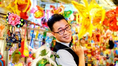 MC Xuân Tiến trẻ trung tại phố đèn lồng