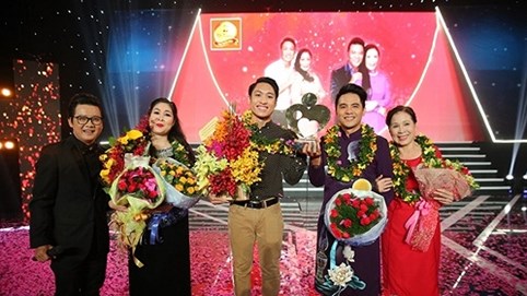 Mẹ con NSND Hồng Vân - Trê Phi, NSƯT Kim Xuân - Huy Luân cùng đăng quang 