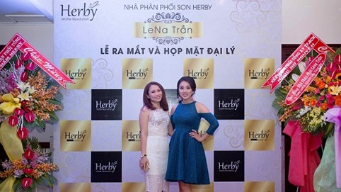 Miko Lan Trinh, Tino đến chúc mừng lễ ra mắt nhà phân phối son Herby Lê Na Trần