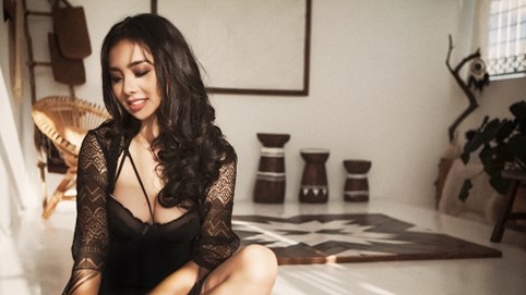 Miko Lan Trinh tung bộ ảnh sexy đón chào MV mới