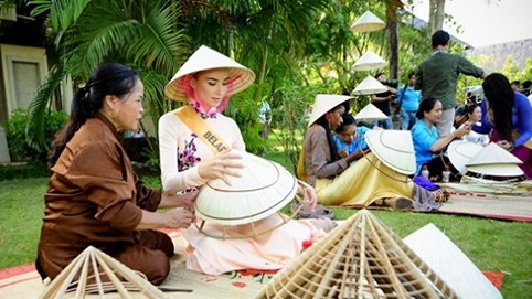 Miss Grand International 2017 đội nón lá, làm bánh bột lọc tại Quảng Bình