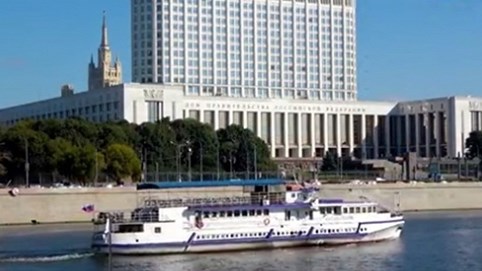 MV “Tình yêu vỗ cánh” trên sông Matxcova ngọt ngào qua giọng ca nữ nhà báo