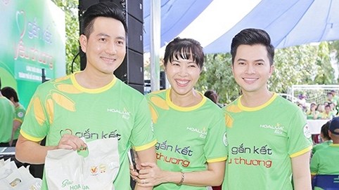 Nam Cường cùng các nghệ sĩ về Thủ Đức trao quà từ thiện