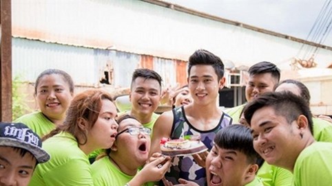 Tiến Đạt bất ngờ được tổ chức sinh nhật tại trường quay