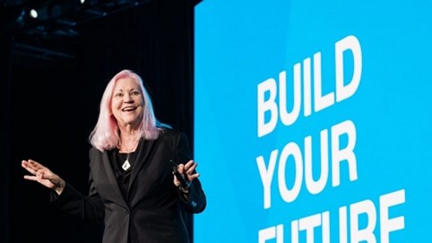 Ngoài 40 tuổi khởi nghiệp, nữ doanh nhân 'tóc hồng' lập nên công ty hàng tỷ đô