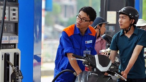 Giá xăng giảm lần đầu trong năm 2017