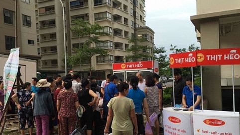 Người dân Thủ đô xếp hàng “giải cứu” thịt lợn