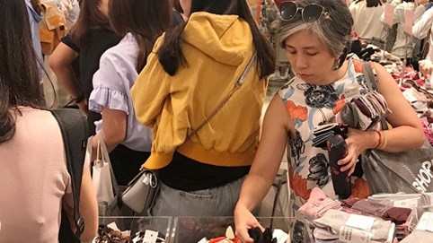 Người Sài Gòn 'rồng rắn' săn hàng giảm giá dịp Noel