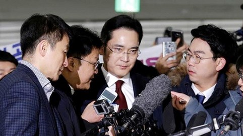 Người thừa kế Samsung đối mặt ngày dài ở tòa án