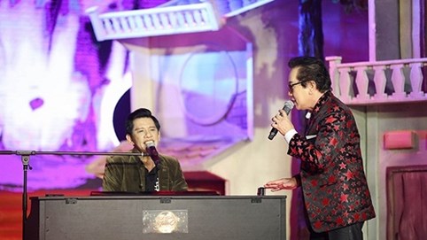 Ngưỡng mộ giọng hát của “Vua phòng trà”, Elvis Phương ngẫu hứng lên sân khấu hát 