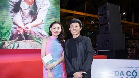 Nguyễn Kim Nhung hội ngộ NSƯT Hoài Linh tại lễ ra mắt phim 