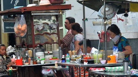 Nhăm nhe đánh thuế xe ôm, quán cóc