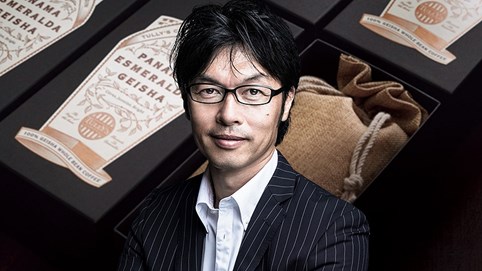 Triết lý “ngông cuồng” của ông chủ chuỗi cà phê thách thức Starbucks, được người Nhật yêu thích hơn 20 năm