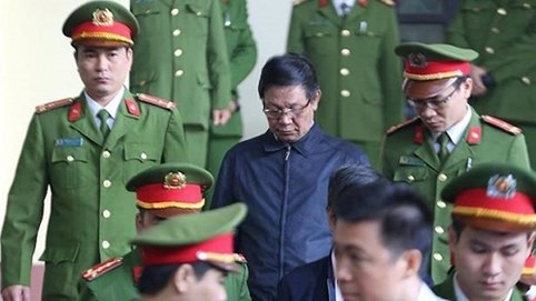 Nóng trong tuần: Hai cựu tướng công an bảo kê đánh bạc lãnh án