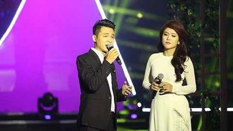 NSƯT Kim Xuân và con trai Huy Luân dẫn đầu 