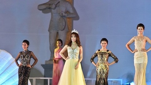 NTK Thiệu Vy giới thiệu BST mới tại Festival biển Nha Trang 2017