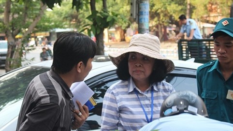 Nữ Chủ tịch phường xuống đường dẹp vỉa hè ở Sài Gòn