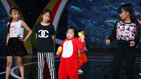 “Nữ hoàng ứng xử” 5 tuổi khiến Đình Toàn, Đại Nghĩa, Ốc Thanh Vân phải than trời chào thua