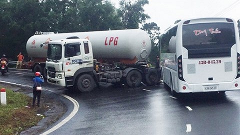 Ôtô khách và xe bồn tông nhau trên đèo Hải Vân, giao thông ách tắc