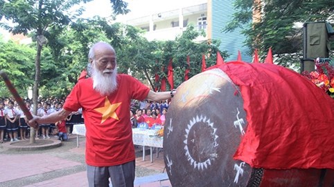 Bụi phấn đã ngừng rơi trên mái tóc người thầy vĩ đại