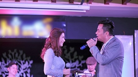 Phan Anh tình tứ song ca cùng Lưu Kỳ Hương trong lần đầu đi hát
