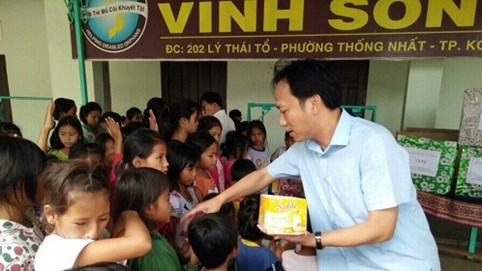 Phó Chủ tịch UBND tỉnh Kon Tum thăm, tặng quà các cháu ngày Quốc tế thiếu nhi